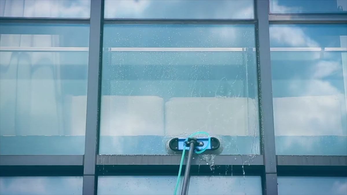 RADIAL brush cleaning a glass window on a water-fed pole